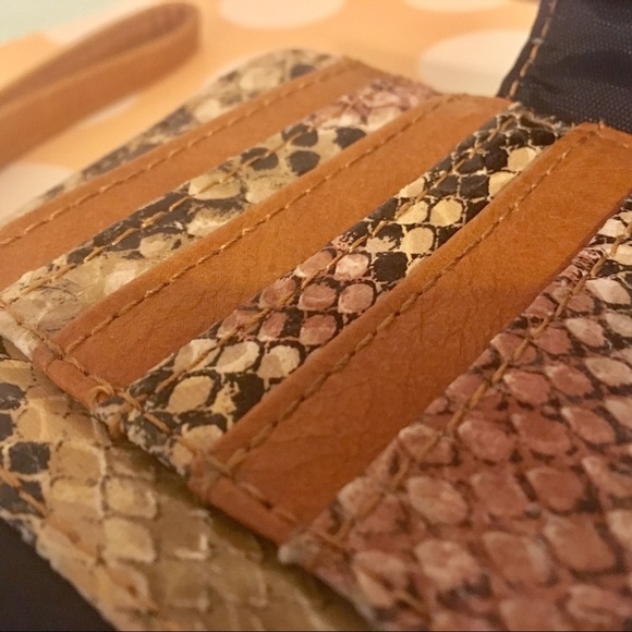 Kenneth Cole Reaction Wristlet / Wallet (New) - Picture 4 of 8